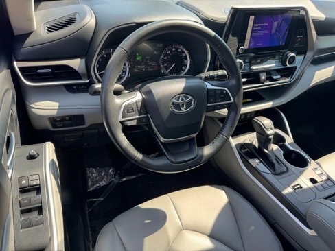 Certified 2024 Toyota Highlander XLE image 19
