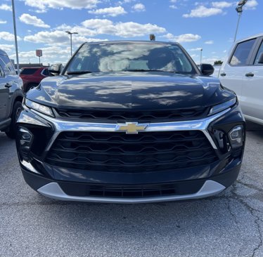 Used 2023 Chevrolet Blazer LT image 2