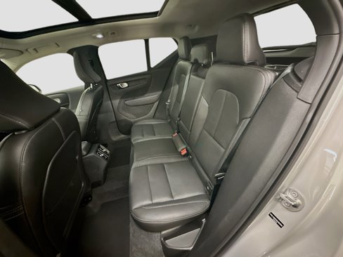 Used 2025 Volvo XC40 B5 Plus image 30