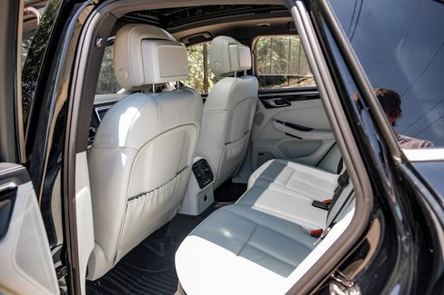 Used 2024 Porsche Macan w/ Premium Plus Package image 44