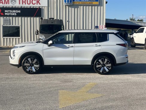New 2025 Mitsubishi Outlander SE image 2