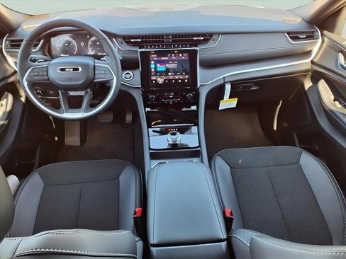 New 2025 Jeep Grand Cherokee Altitude image 8