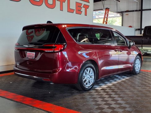 Used 2023 Chrysler Pacifica Touring-L image 8