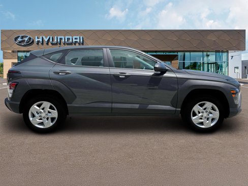 New 2025 Hyundai Kona SE image 9