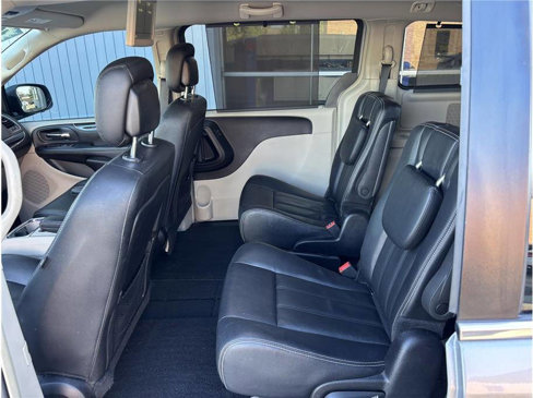 Used 2016 Chrysler Town & Country Touring image 12