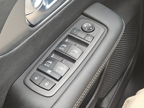 New 2025 Chrysler Pacifica Select w/ Uconnect Theater Family Group image 18