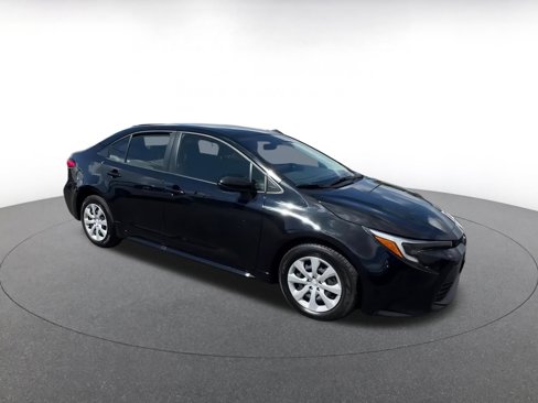 Used 2025 Toyota Corolla LE image 2