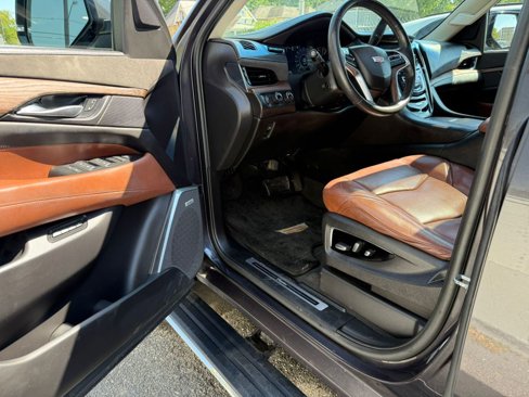 Used 2017 Cadillac Escalade Premium Luxury w/ LPO, Radiant Package image 37