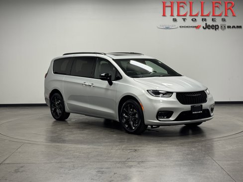 New 2026 Chrysler Pacifica Limited image 1