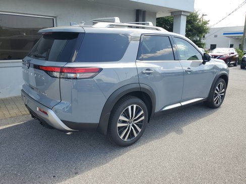 New 2025 Nissan Pathfinder Platinum image 3