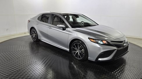 Used 2023 Toyota Camry SE image 1
