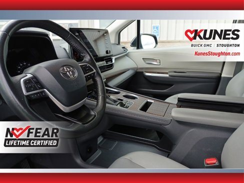 Used 2024 Toyota Sienna XLE image 37