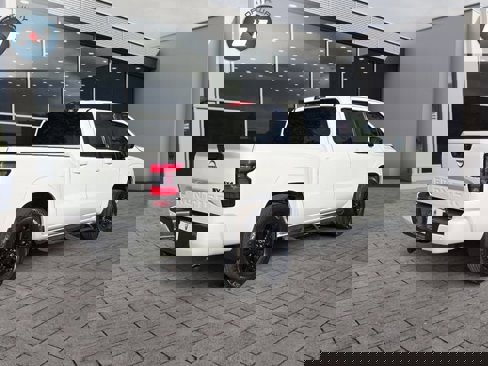 Used 2023 Nissan Frontier SV w/ Midnight Edition Package image 5