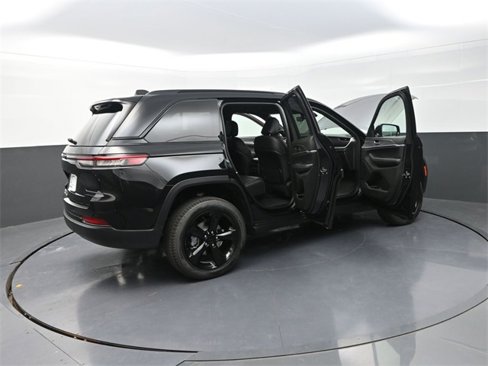 New 2025 Jeep Grand Cherokee Limited w/ Black Appearance Package image 31