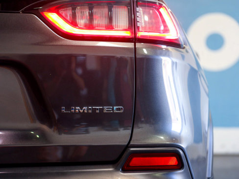 Used 2020 Jeep Cherokee Limited image 12