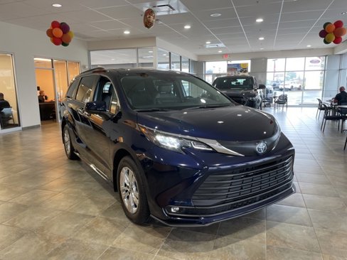 New 2025 Toyota Sienna XLE image 7