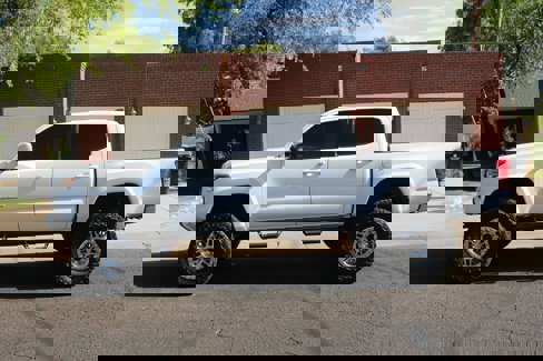 Used 2017 Toyota Tacoma SR5 image 2