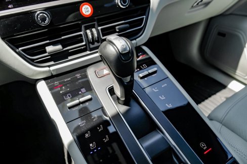 Used 2024 Porsche Macan w/ Premium Plus Package image 32
