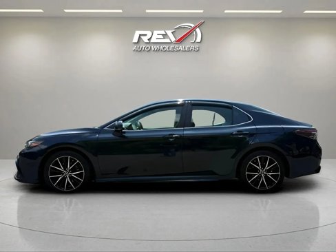 Used 2021 Toyota Camry SE image 2