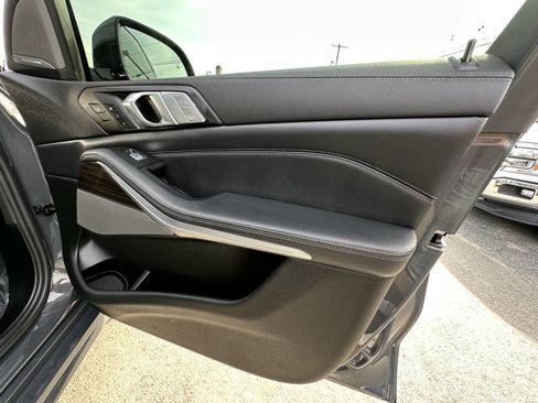 Used 2021 BMW X7 M50i image 15