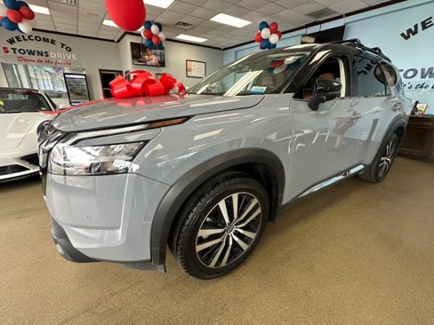 Used 2023 Nissan Pathfinder Platinum w/ Black Appearance Package image 7