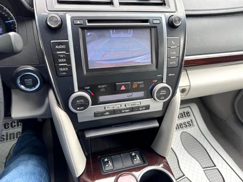 Used 2014 Toyota Camry SE image 12