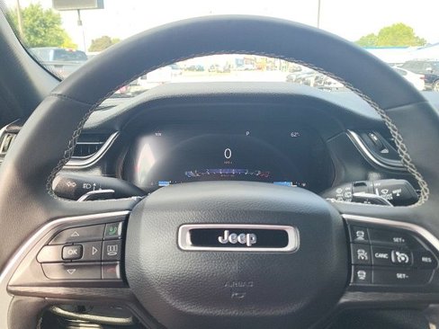 Used 2023 Jeep Grand Cherokee L Laredo image 14