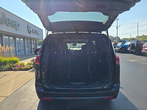 New 2026 Chrysler Pacifica Limited w/ S Appearance Package image 16