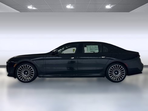 New 2026 BMW 750e xDrive image 2