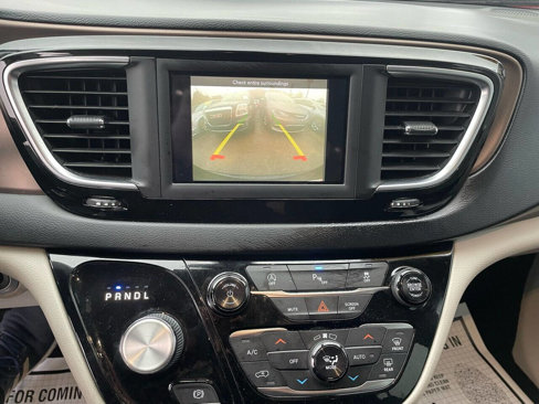 Used 2019 Chrysler Pacifica Touring-L image 21
