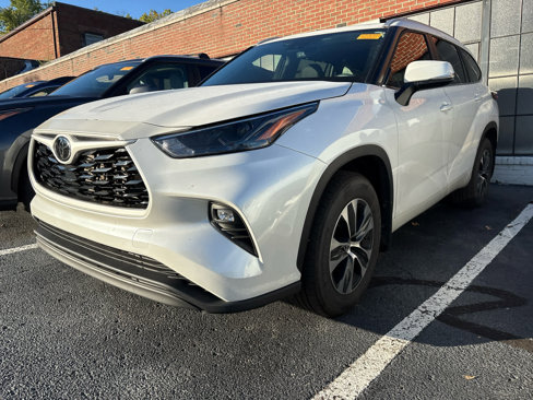Used 2025 Toyota Highlander XLE image 1