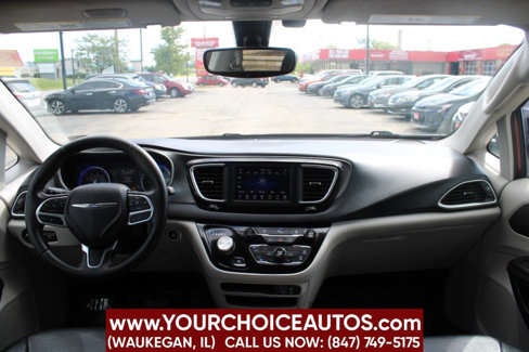 Used 2020 Chrysler Pacifica Touring-L image 18
