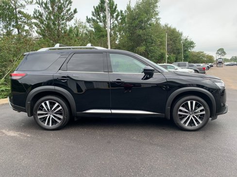 Used 2024 Nissan Pathfinder Platinum image 2
