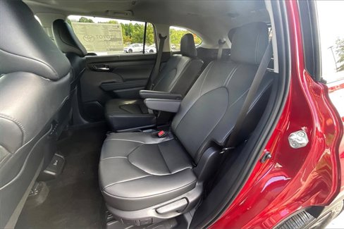 Used 2025 Toyota Highlander XLE image 26