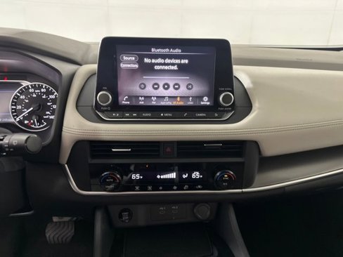 Certified 2025 Nissan Rogue SV image 21