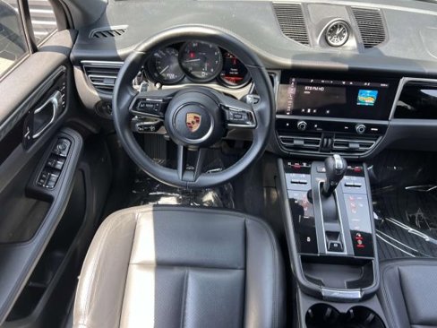 Certified 2022 Porsche Macan image 6