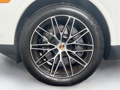 Used 2025 Porsche Cayenne image 33