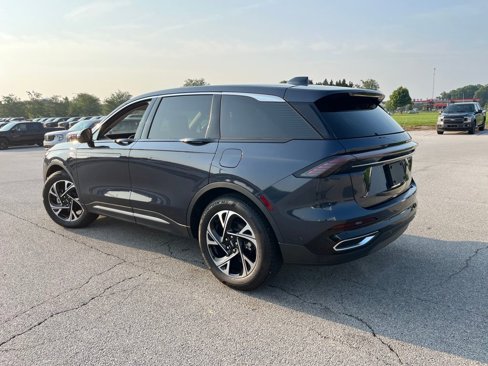 Used 2024 Lincoln Nautilus Premier image 3