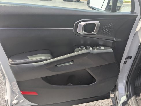 Used 2025 Kia Sorento S image 10