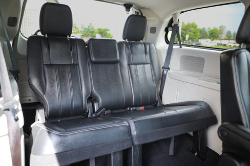 Used 2015 Chrysler Town & Country Touring image 9