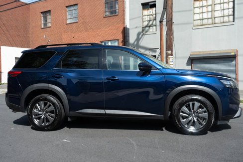 Used 2024 Nissan Pathfinder SV image 2