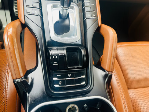Used 2018 Porsche Cayenne S image 35