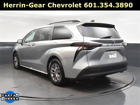 Used 2023 Toyota Sienna XLE image 5
