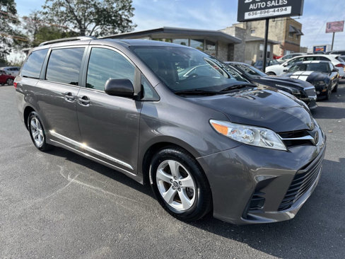Used 2018 Toyota Sienna LE image 1