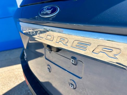 Used 2021 Ford Explorer XLT w/ Equipment Group 202A image 11