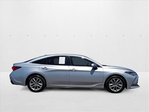 Used 2019 Toyota Avalon XLE image 4
