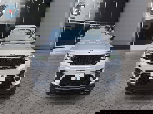 Used 2024 Jeep Grand Cherokee Altitude image 8