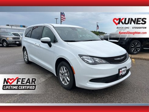 Used 2023 Chrysler Voyager LX image 4