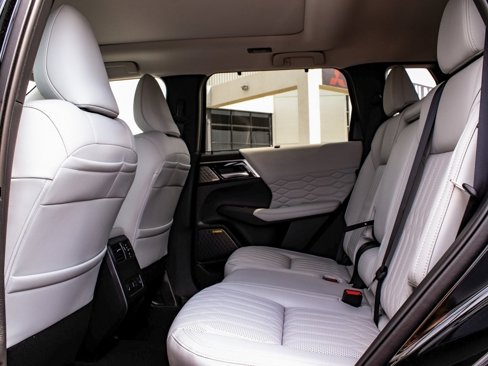New 2025 Mitsubishi Outlander AWD image 36