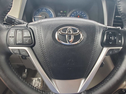 Used 2018 Toyota Sienna XLE Premium w/ Carpet Mat Package image 11